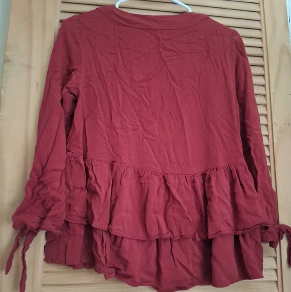 Chic Button-Front Ruffle Blouse - Red - Picture 4 of 5